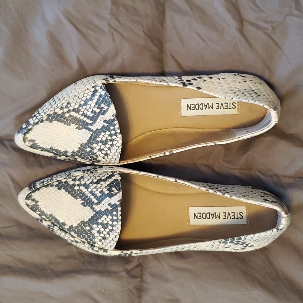 Steve Madden Women's Flats in Snake Print Size 5.5